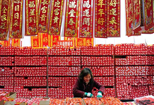 1月15日,海南瓊海一家商店營業(yè)員在整理待銷的新春對聯(lián)。新華社發(fā)(蒙鐘德 攝)