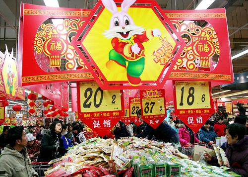 1月15日,消費者在南京一家超市的“年貨大街”上選購年貨。新華社發(fā)(王新 攝)