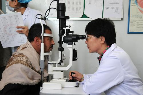 1月15日,在也門首都薩那,來(lái)自遼寧的眼科專家劉華(右)在薩那共和國(guó)醫(yī)院使用中國(guó)援助的手術(shù)設(shè)備為也門患者做檢查。當(dāng)日,義診醫(yī)療隊(duì)共完成20例眼科手術(shù)。新華社記者 尹炣 攝