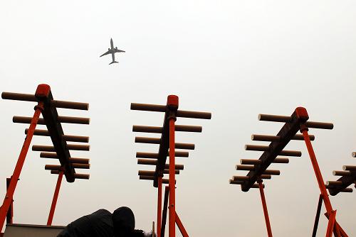 1月15日,民航海南空管分局雷達(dá)導(dǎo)航工程師在??诿捞m機(jī)場(chǎng)檢查下滑天線。近日,受強(qiáng)冷空氣影響,海南五指山以北地區(qū)溫度繼續(xù)下降。為保證航班安全進(jìn)出海口美蘭機(jī)場(chǎng),民航海南空管分局工程師加強(qiáng)對(duì)機(jī)場(chǎng)雷達(dá)導(dǎo)航、氣象助航等設(shè)備的監(jiān)護(hù),為進(jìn)出海口美蘭機(jī)場(chǎng)的航班提供飛行技術(shù)保障。新華社發(fā)(潘華清 攝)