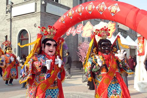 這是臺(tái)灣年俗節(jié)慶傳統(tǒng)的祈福活動(dòng)“三太子踩街”展示(1月22日攝)。1月22日,位于北京前門的“臺(tái)灣映像”商業(yè)區(qū)的“臺(tái)灣年貨大街”正式向公眾開放。今年春節(jié)期間,公眾可以在這里體驗(yàn)到踩街祈福、祭灶、圍爐等傳統(tǒng)年俗風(fēng)情,品嘗地道的臺(tái)灣小吃,并購買到米菓、肉干、年糕、鳳梨酥、高粱酒等具有地方特色的年貨。新華社記者 趙琬微 攝