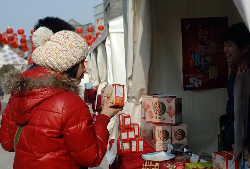 1月22日,市民在剛剛開業(yè)的年貨大街上選購食品。新華社記者 趙琬微 攝