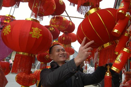 1月22日,四川江油市一位市民在市場選購大紅燈籠。隨著農(nóng)歷兔年的臨近,各地年貨市場紅紅火火,群眾紛紛開始購置年貨,喜迎新春佳節(jié)。新華社發(fā)(成和平 攝)