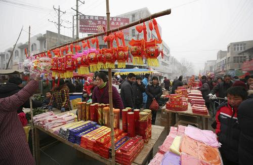 1月21日,在安徽蒙城縣三義鎮(zhèn)集貿(mào)市場上,前來選購年貨的農(nóng)民川流不息。新華社發(fā)(胡衛(wèi)國 攝)