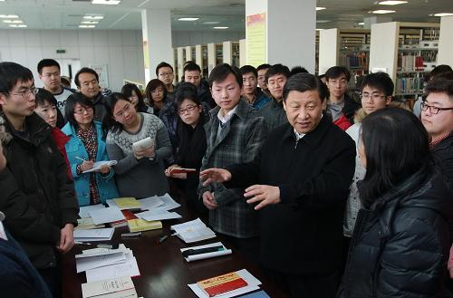這是1月22日,習(xí)近平在吉林大學(xué)圖書(shū)館親切看望假期留校學(xué)生,勉勵(lì)他們志存高遠(yuǎn)、腳踏實(shí)地,打牢知識(shí)基礎(chǔ),提高綜合素質(zhì),做到德智體美全面發(fā)展。新華社記者 鞠鵬 攝