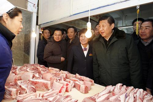 這是1月21日,習(xí)近平在長(zhǎng)春市春城農(nóng)貿(mào)綜合市場(chǎng)考察春節(jié)商品供應(yīng)情況。新華社記者 鞠鵬 攝