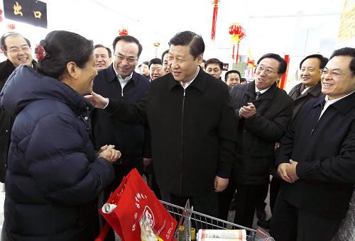 這是1月21日,習(xí)近平在長(zhǎng)春市綠園區(qū)黨組織服務(wù)民生指導(dǎo)服務(wù)中心考察時(shí),與在雷鋒超市購(gòu)物的困難職工親切交談。 新華社記者 鞠鵬 攝