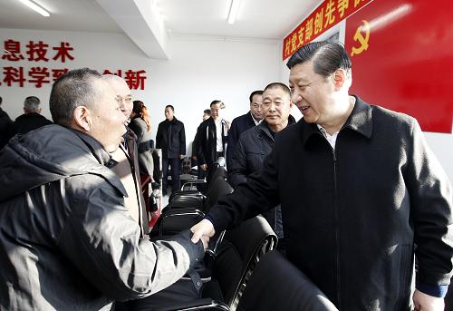 這是1月21日,習(xí)近平在長(zhǎng)春市寬城區(qū)蘭家鎮(zhèn)小城子村了解基層黨組織開(kāi)展創(chuàng)先爭(zhēng)優(yōu)活動(dòng)情況并參加該村黨支部評(píng)議黨員履行承諾活動(dòng)時(shí),同參加座談會(huì)的黨員握手。新華社記者 鞠鵬 攝