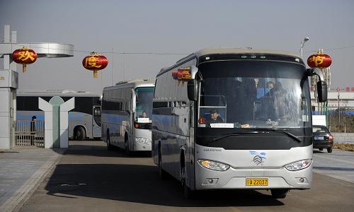 1月30日,送礦工返鄉(xiāng)的車輛從煤礦企業(yè)出發(fā)。新華社記者 王鵬 攝