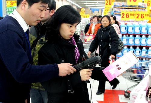 1月30日,物價檢查所工作人員在使用價格掃描儀檢查商品價格條形碼。當日,上海市物價檢查所組成專項檢查組,對家樂福上海聯(lián)洋店內(nèi)的商品物價進行了分類抽查,并對該超市接受處罰后的整改措施進行了檢驗。1月29日,上海物價檢查所已按處罰上限,向上海地區(qū)存在價格欺詐行為的3家家樂福超市門店各開出了50萬元的罰單。這3家門店分別是家樂福超市在上海的聯(lián)洋店、南翔店和張江店,這是上海市價格部門對同類違法行為開出的歷年最高罰單。 新華社記者 陳飛 攝