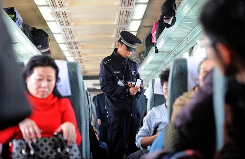 1月30日,裴亮在T112次列車上核查旅客身份。今年40歲的裴亮是杭州至蘭州的T112次列車乘警長。今年春運是他參與的第14個春運。“算了一下,平均每年春運要跑4萬公里,過春節(jié)時大多不能和家人在一起。”裴亮說。T112次列車從浙江杭州始發(fā),經(jīng)過安徽、江蘇、河南、陜西等省份,最后到達甘肅蘭州,行程約2400公里。新華社記者 韓傳號 攝
