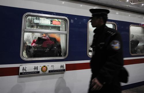1月29日,T112次列車??苦嵵莼疖囌緯r,裴亮從車外走過。新華社記者 韓傳號 攝