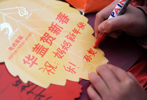 1月30日,南昌市小女孩孫奧婕在卡片上書寫新年美好祝愿。 新華社記者 周科 攝