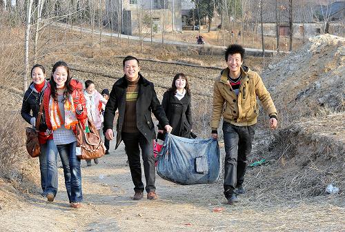 1月31日,楚劇團(tuán)演員走在鄉(xiāng)間的小路上。當(dāng)日,虎年歲末的臘月二十八這天,湖北省紅安縣永佳河鎮(zhèn)李家灣的村頭上聚滿了村民,他們從四面八方趕來觀看紅安縣楚劇團(tuán)的演出。“想不到縣里給我們送來一場精神年貨”村支部書記雷勝寶激動(dòng)地說。 新華社記者 何俊昌 攝