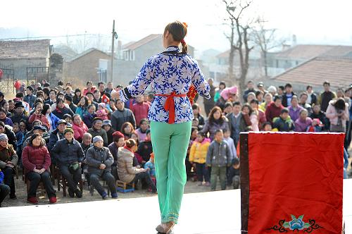 1月31日,楚劇團(tuán)演員陳穎在演出中。新華社記者 何俊昌 攝
