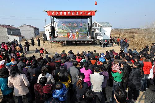 1月31日,村民在觀看演出。新華社記者 何俊昌 攝