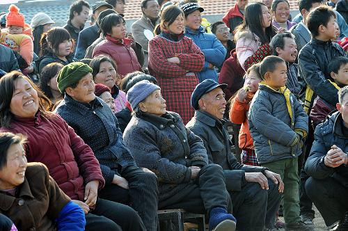1月31日,村民在觀看演出。 當(dāng)日,虎年歲末的臘月二十八這天,湖北省紅安縣永佳河鎮(zhèn)李家灣的村頭上聚滿了村民,他們從四面八方趕來觀看紅安縣楚劇團(tuán)的演出。“想不到縣里給我們送來一場精神年貨”村支部書記雷勝寶激動(dòng)地說。 “八月桂花遍地開,鮮紅的旗幟豎呀豎起來,張燈又結(jié)彩呀,張燈又結(jié)彩呀,光輝燦爛現(xiàn)出新世界,……”這首出自紅安的革命歌謠,見證了當(dāng)年鄂豫皖蘇區(qū)的革命歷史,凝結(jié)了這片英雄熱土上的兒女們不屈不撓的斗爭精神。當(dāng)臺(tái)上的演員唱起這首歌的時(shí)候,臺(tái)下的老人們都跟著唱起來,許多人的眼眶里飽含著淚花。演員吳娜動(dòng)情地說,這首歌是我們14萬紅安人的命換來的啊。 新華社記者 何俊昌 攝