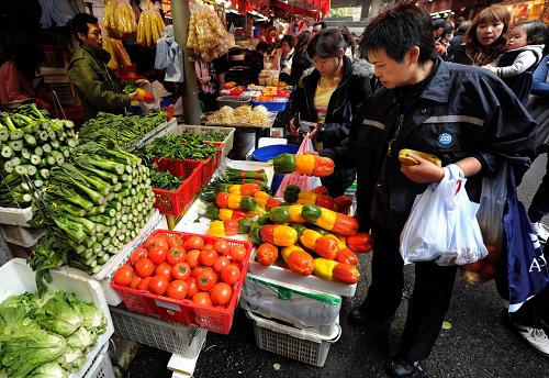 2月2日農(nóng)歷大年三十,購物者在銅鑼灣一市場選購蔬菜。 近日,2011年內(nèi)地供應(yīng)港澳鮮活農(nóng)副產(chǎn)品相關(guān)工作及應(yīng)急工作機(jī)制全面啟動,以確保春節(jié)期間港澳生活必需品的安全穩(wěn)定供應(yīng)。目前,內(nèi)地供港澳鮮活農(nóng)產(chǎn)品貨源充足。 新華社記者 陳曉偉 攝
