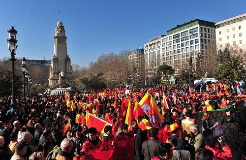 2月2日,參加彩妝游行的西班牙華僑華人聚集在馬德里市中心的西班牙廣場。 當日,西班牙數(shù)千名華僑華人在馬德里市中心舉辦“歡樂春節(jié)”盛大彩妝游行,慶祝中國農(nóng)歷春節(jié)的到來。 新華社記者陳海通攝