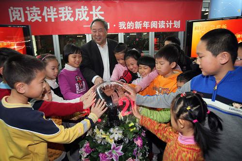 2月3日,小讀者們參加“閱讀伴我成長(zhǎng)——2011·我的新年閱讀計(jì)劃”啟動(dòng)儀式。當(dāng)日是正月初一,北京國(guó)家圖書館舉行了館長(zhǎng)拜年、“閱讀伴我成長(zhǎng)——2011·我的新年閱讀計(jì)劃”等春節(jié)讀者服務(wù)活動(dòng),以滿足社會(huì)公眾不斷提高的假期文化生活需求,引導(dǎo)讀者到國(guó)圖歡度“文化假期”。新華社發(fā)(陳曉根 攝)