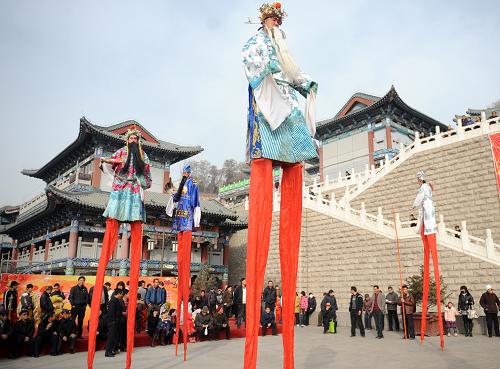 2月7日,甘肅永登高高蹺藝人在蘭州金城關(guān)文化風(fēng)情園表演高高蹺。春節(jié)期間,蘭州市共組織200多場(chǎng)文化活動(dòng),大年初二到正月十五期間每天演出,集中展示了甘肅非物質(zhì)文化遺產(chǎn)和民間藝術(shù)。新華社記者 聶建江 攝