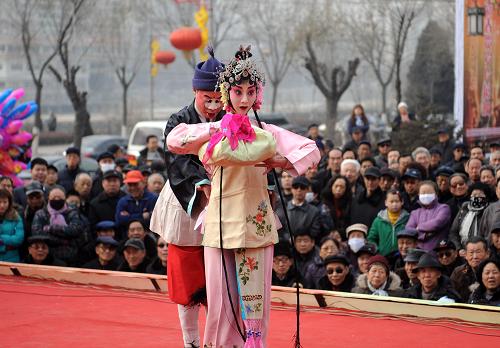2月7日,秦腔演員在蘭州金城關(guān)文化風(fēng)情園為市民表演秦腔。新華社記者 聶建江 攝