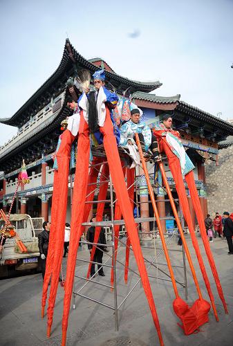 2月7日,在蘭州金城關(guān)文化風(fēng)情園,幾名甘肅永登高高蹺藝人在表演間隙休息。新華社記者 聶建江 攝