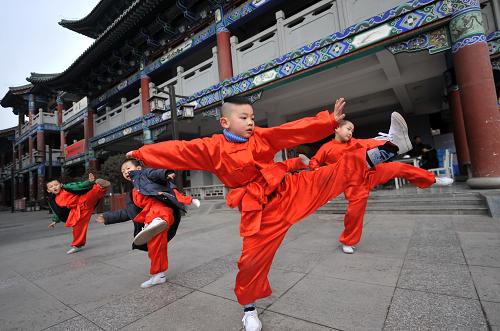 2月7日,幾名參與武術(shù)表演的小朋友在蘭州金城關(guān)文化風(fēng)情園進(jìn)行演出前的練習(xí)。新華社記者 聶建江 攝
