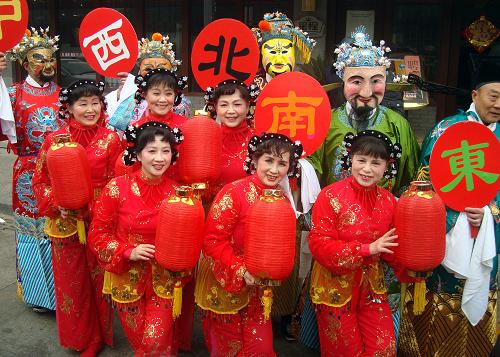 2月7日,演員裝扮的“財(cái)神”隊(duì)伍在江蘇蘇州山塘古街為游客表演。當(dāng)日是農(nóng)歷正月初五,民間傳說是財(cái)神的生日。蘇州舉辦“財(cái)神日”民俗表演活動(dòng),吸引了眾多市民和中外游客觀看。新華社發(fā)(王建康 攝)