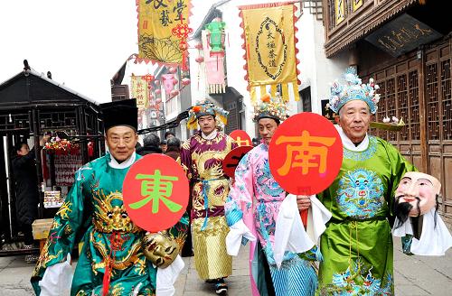2月7日,裝扮成“財(cái)神”的民俗演員在江蘇蘇州山塘古街巡游送福。新華社發(fā)(王建中 攝)