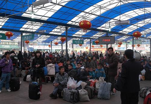 2月8日,一名貴陽(yáng)火車(chē)站工作人員在通知帶小孩的旅客可提前進(jìn)站候車(chē)。 當(dāng)日是農(nóng)歷大年初六,由于“三六九,往外走”的習(xí)俗,加上節(jié)后學(xué)生、農(nóng)民工、探親人員集中返回,鐵路部門(mén)迎來(lái)節(jié)后第一個(gè)客流高峰。據(jù)預(yù)測(cè),節(jié)后客流壓力將超過(guò)節(jié)前。各地鐵路部門(mén)采取增派人力、增加售票窗口、擴(kuò)大運(yùn)力等手段為出行的旅客服務(wù)。新華社發(fā) (吳志海 攝)