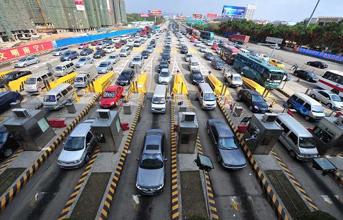 2月8日,在桂海高速公路南寧三岸收費(fèi)站入口處,返程的車(chē)輛排起長(zhǎng)龍,等待進(jìn)城。當(dāng)日是春節(jié)長(zhǎng)假的最后一天,廣西南寧市迎來(lái)車(chē)流返程高峰。為應(yīng)對(duì)高峰客流,高速公路收費(fèi)站做好充分準(zhǔn)備,采取增加人手、增開(kāi)車(chē)道等方式積極應(yīng)對(duì)。新華社記者 黃孝邦 攝