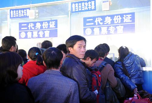 2月8日,旅客在九江火車(chē)站臨時(shí)售票廳排隊(duì)購(gòu)票。新華社記者 周科 攝