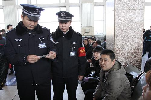 2月8日,包頭東車(chē)站派出所民警王龍(左)、魏磊(右)在候車(chē)室檢查車(chē)票。新華社發(fā)(谷云峰 攝)
