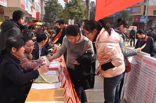 2月8日,在江西樂安縣鰲溪鎮(zhèn)返鄉(xiāng)農(nóng)民工就業(yè)招聘會上,招工人員正在向返鄉(xiāng)農(nóng)民工介紹有關(guān)就業(yè)信息。為幫助返鄉(xiāng)農(nóng)民工在本地實現(xiàn)就業(yè),同時解決縣內(nèi)工業(yè)企業(yè)用工難問題,春節(jié)過后,江西省撫州市樂安縣勞動就業(yè)部門組織22家企業(yè)舉行了4場返鄉(xiāng)農(nóng)民工就業(yè)招聘會,共為返鄉(xiāng)農(nóng)民工提供了5000多個就業(yè)崗位。新華社發(fā)(鄒春林 攝)