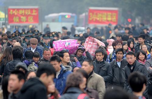 2月19日,旅客趕往南昌火車站進(jìn)站口。元宵節(jié)后,外出務(wù)工和學(xué)生返校客流疊加,江西南昌火車站迎來春節(jié)后第二次客流高峰,預(yù)計(jì)當(dāng)日發(fā)送旅客突破12萬人次,為今年春運(yùn)以來最大客流量。南昌火車站當(dāng)天開行臨客39趟,應(yīng)對客流高峰旅客出行的需要。新華社記者 周科 攝