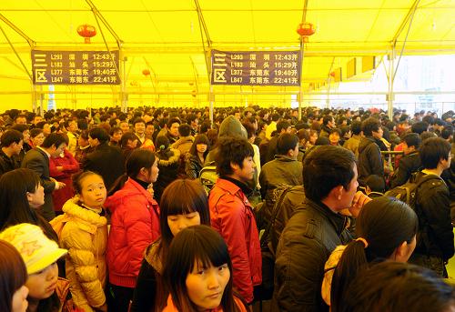 2月19日,旅客在南昌火車站臨時風(fēng)雨棚候車。新華社記者 周科 攝