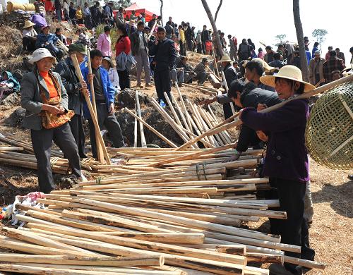 農(nóng)民在犁耙會(huì)上選購(gòu)農(nóng)具(2月17日攝)。眼下進(jìn)入春耕備耕時(shí)節(jié),居住在哀牢山區(qū)的云南省保山市隆陽(yáng)區(qū)河圖鎮(zhèn)的農(nóng)民舉辦鄉(xiāng)間犁耙會(huì),開(kāi)展農(nóng)用商品交易。各鄉(xiāng)村的農(nóng)民群眾紛紛上街趕集,采購(gòu)春耕生產(chǎn)急需的農(nóng)機(jī)具等農(nóng)業(yè)生產(chǎn)資料。新華社記者 陳海寧 攝