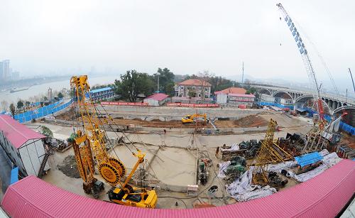 長沙地鐵2號線橘子洲站點施工現(xiàn)場(3月1日攝)。近日,長沙地鐵2號線開始全面加快建設進度,并有望提前建成通車??偼顿Y119億元的長沙市地鐵2號線于2009年9月28日開工建設。根據(jù)工程計劃進度,地鐵2號線一期工程全線土建隧道貫通(洞通)時間為2012年1月;全線軌道鋪通(軌通)時間為2012年9月;全線建成通車試運行(車通)時間為2013年10月。目前,長沙地鐵2號線的建設正在按計劃穩(wěn)步推進,各個站點已全面完成圍護結(jié)構(gòu)施工并部分進入地鐵站盾構(gòu)施工階段。新華社記者 龍弘濤 攝
