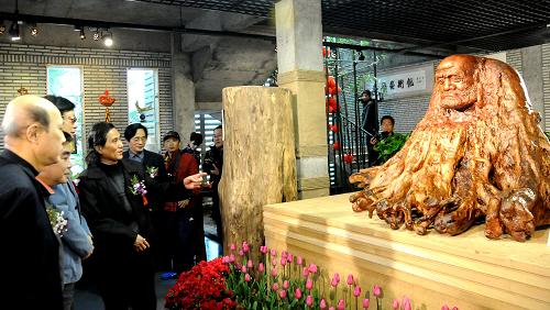 3月1日,中國工藝美術(shù)大師林學(xué)善(左四)在向參觀者講解自己的雕刻作品《蒲團(tuán)達(dá)摩》。當(dāng)日,由中國工藝美術(shù)學(xué)會(huì)木雕藝術(shù)專業(yè)委員會(huì)和福建省工藝美術(shù)學(xué)會(huì)等聯(lián)合舉辦的“中華藝術(shù)·大師木雕珍品”迎春薈展在福州舉行。本次展覽精選了曾參加上海世博會(huì)的國家級(jí)、省級(jí)大師和高級(jí)工藝美術(shù)師的40多件作品。其中國家級(jí)大師的作品包括林學(xué)善的《蒲團(tuán)達(dá)摩》、《仕女》和葉潤周的《關(guān)公》、《僧尼會(huì)》等。新華社記者 沈汝發(fā) 攝