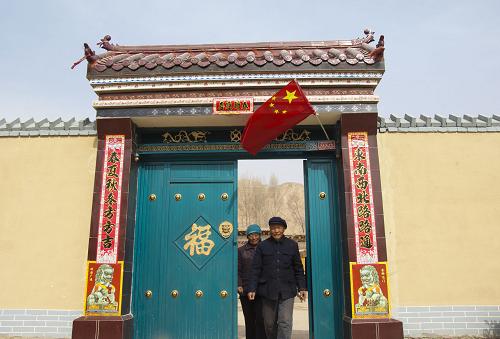 2月28日,在青海省海南藏族自治州貴德縣尕讓鄉(xiāng)西芨村,一對(duì)夫婦走出經(jīng)過(guò)危房改造后的新居院門。青海省自2009年啟動(dòng)農(nóng)村困難群眾危房改造工程以來(lái),截至2010年底已累計(jì)投入10.35億元,共資助5.39萬(wàn)戶農(nóng)村困難群眾進(jìn)行危房改造,使20多萬(wàn)群眾搬進(jìn)新居。2011年,青海省將繼續(xù)改造農(nóng)村困難群眾危房4萬(wàn)戶,計(jì)劃總投資16.18億元。農(nóng)村困難群眾危房改造將進(jìn)一步納入到“千村建設(shè)、百村示范”工程中,真正解決只見(jiàn)新房、不見(jiàn)新村的問(wèn)題。新華社記者 吳光于 攝