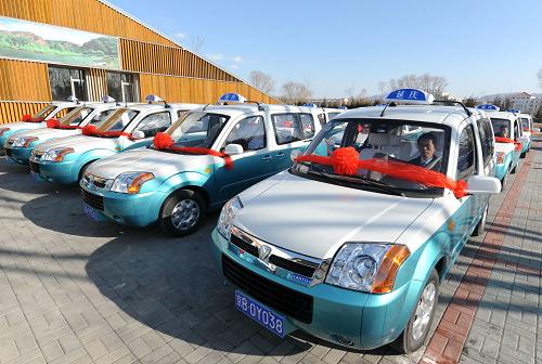 3月1日,北京首批50臺(tái)迷迪純電動(dòng)出租車(chē)交付亮相。當(dāng)日,北京市延慶縣舉行電動(dòng)出租車(chē)試點(diǎn)啟動(dòng)運(yùn)營(yíng)儀式,首批50臺(tái)迷迪純電動(dòng)出租車(chē)交付使用,率先在延慶試點(diǎn)運(yùn)行。該車(chē)在外觀(guān)上與傳統(tǒng)車(chē)輛沒(méi)有太大不同,最大不同在于用電機(jī)代替燃油發(fā)動(dòng)機(jī),因而具有“零污染、低噪音”的特性。該車(chē)百公里約耗電15度,在城市正常路面滿(mǎn)電續(xù)航里程為140公里,運(yùn)營(yíng)價(jià)格為3公里內(nèi)5元,超出3公里每公里1.5元。新華社記者 張宇 攝