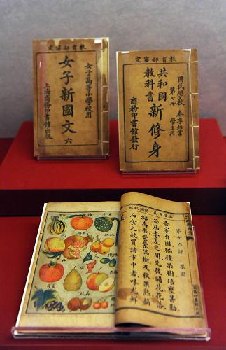 這是1912年商務(wù)印書館出版的教科書:《新國文》(下)、《女子新國文》(上左)和《新修身》(上右)(3月1日攝)。新華社記者 宋振平 攝