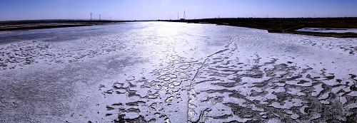 3月2日,依然封凍的內(nèi)蒙古烏海市境內(nèi)的黃河。隨著近日內(nèi)蒙古自治區(qū)大部地區(qū)氣溫穩(wěn)步回升,黃河內(nèi)蒙古段開(kāi)河在即。據(jù)水利部門(mén)介紹,今年開(kāi)河期間,寧夏225公里河段先解凍開(kāi)河,將有3.2億立方米槽蓄水量進(jìn)入內(nèi)蒙古河段,加上內(nèi)蒙古的11.3億立方米,槽蓄水總量將達(dá)到14.5億立方米,較常年平均值多2億立方米的水量,這將進(jìn)一步增加內(nèi)蒙古的防凌難度。新華社記者 李欣 攝