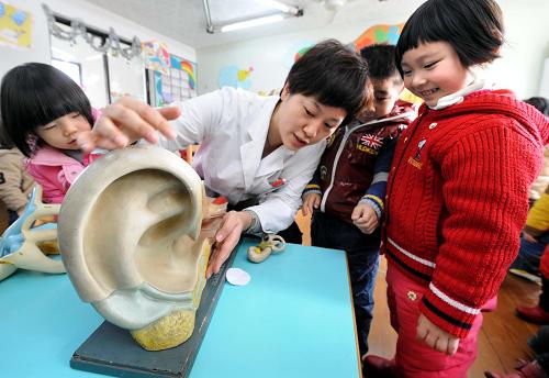 3月3日,醫(yī)生在給小朋友介紹耳朵的結(jié)構(gòu)。當日是我國“愛耳日”。南京市鼓樓醫(yī)院的醫(yī)務(wù)人員來到南京鼓樓幼兒園,給小朋友講解耳朵的科學(xué)知識,介紹愛耳護耳方法,引導(dǎo)孩子們在日常生活中正確呵護自己的耳朵,保持耳朵的衛(wèi)生健康。新華社記者 孫參 攝