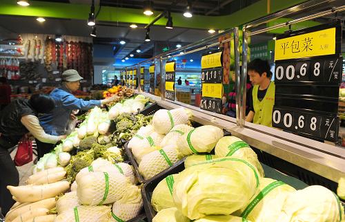 3月3日,市民在農副產品平價商店廣州白云區(qū)新供銷購物廣場黃邊店購買農副產品。日前,廣州市首家農副產品平價商店廣州白云區(qū)新供銷購物廣場黃邊店正式掛牌。由于平價商店不少蔬菜的價格比市場上要便宜一半左右,許多市民專門坐車前來買菜。據了解,廣東省將在未來三年內基本建成覆蓋全省城市社區(qū)的農副產品平價商店網絡。到2011年底,全省的農副產品平價商店將不少于300家,到2013年基本形成覆蓋全省城市社區(qū)的平價商店網絡,穩(wěn)定農副產品的價格。新華社記者 盧漢欣 攝