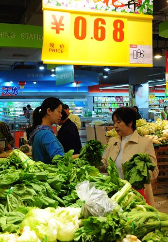 3月3日,市民在農副產品平價商店廣州白云區(qū)新供銷購物廣場黃邊店購買農副產品。新華社記者 盧漢欣 攝