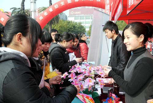 3月4日,一位創(chuàng)業(yè)項(xiàng)目的負(fù)責(zé)人(右一)在向咨詢者介紹絲網(wǎng)花制作工藝。當(dāng)日,為迎接“三八”婦女節(jié),江西省舉辦女性專場招聘會(huì),150余家企業(yè)提供了1萬多個(gè)就業(yè)崗位供求職者選擇。此外,在這場招聘會(huì)上,主辦方還提供了幾十個(gè)風(fēng)險(xiǎn)小、投資少、見效快的微型創(chuàng)業(yè)項(xiàng)目供求職者選擇參考。新華社記者 涂超華 攝
