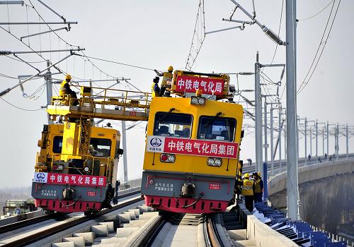 3月4日,京滬高鐵工程車輛在武清區(qū)豆張莊牽引站高架進行施工作業(yè)。由于京滬高速鐵路橋架高、線路長、坡度大、負荷重等特點,對電力設施及供電可靠性要求極高。奮戰(zhàn)在京滬高速鐵路天津段的國家電網天津電力建設者克服重重困難,適時優(yōu)化調整施工方案,確保該工程能夠圓滿按時保質完工。據(jù)介紹,京滬高速鐵路天津段新建電力設施和改造項目總投資超過5億元,架設電纜線路總長達70余公里。新華社記者 劉海峰 攝
