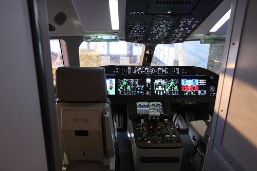 這是在北京國家會議中心展示的C919大型客機駕駛室(3月6日攝)。新華社發(fā)(金立旺 攝)